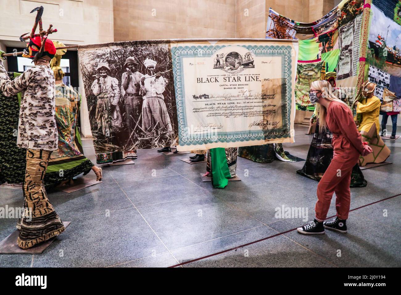 Londres Royaume-Uni 21 mars 2022 Tate Britain dévoile une importante commission de l'artiste Hew Locke. Cette nouvelle œuvre est la dernière réponse à l'architecture et au contexte uniques des galeries néo-classiques Duveen au cœur de la Grande-Bretagne de Tate. Poétique et politique, les sculptures de Hew Locke sont assemblées à partir de matériaux et de sources qui font référence à l'histoire mondiale et aux symboles de notre époque, des armoiries, trophées et armes aux jouets en plastique, bateaux et fleurs. Crédit : Paul Quezada-Neiman/Alay Live News Banque D'Images