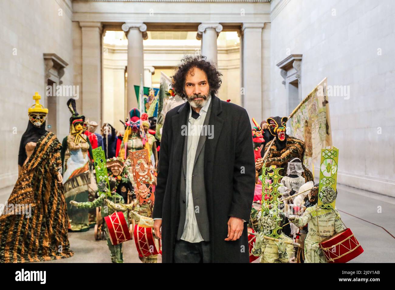 Londres UK 21 mars 2022 l'artiste Hew Locke devant son installation immersive chez Tate Britain . Cette nouvelle œuvre est la dernière réponse à l'architecture et au contexte uniques des galeries néo-classiques Duveen au cœur de la Grande-Bretagne de Tate. Poétique et politique, les sculptures de Hew Locke sont assemblées à partir de matériaux et de sources qui font référence à l'histoire mondiale et aux symboles de notre époque, des armoiries, trophées et armes aux jouets en plastique, bateaux et fleurs. Crédit : Paul Quezada-Neiman/Alay Live News Banque D'Images