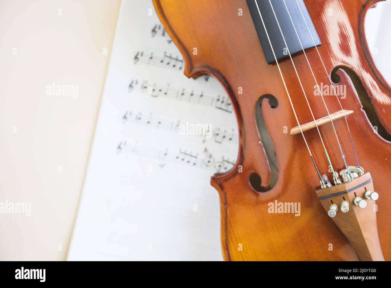 Note musicale classique à cordes de violon en bois. Photo de haute qualité Banque D'Images