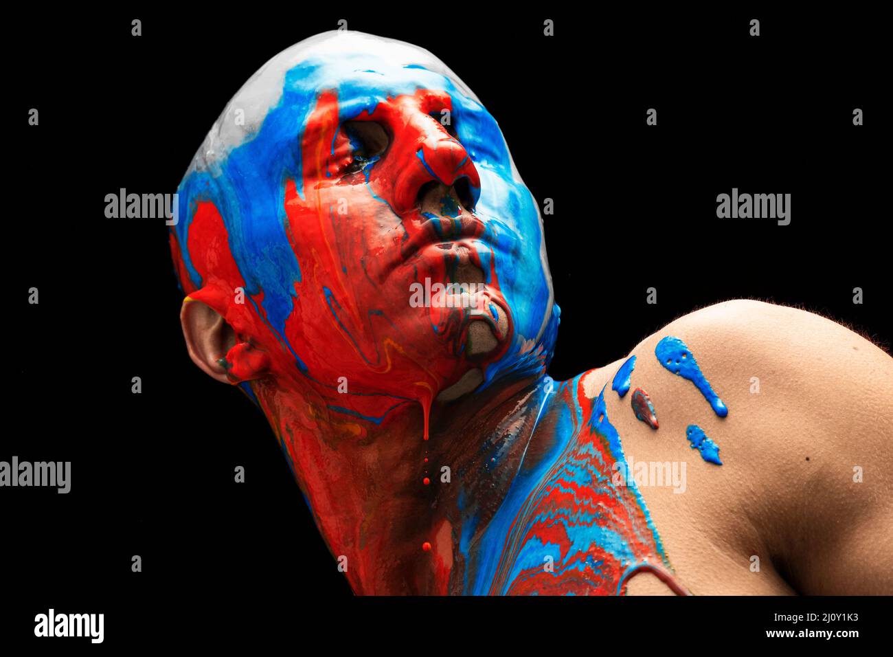 Image conceptuelle. Tête mâle recouverte de couleurs bleu, blanc et rouge du drapeau russe isolé sur fond noir Banque D'Images