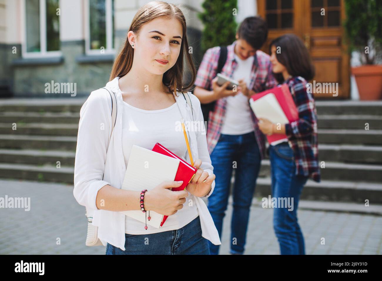 Jeune étudiant posant près de l'université. Photo de haute qualité Banque D'Images