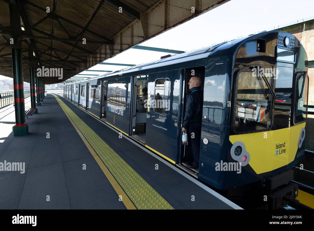 Portes,Open,Driver,Island,Line,train,New,Shanklin,Sandown,Ryde,Pier,Head.station,Isle of Wight,England,UK,Britain,British,UK, Banque D'Images