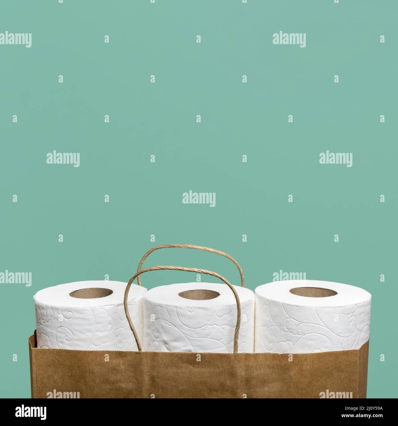 Vue avant trois rouleaux de papier toilette sac de papier. Photo de haute qualité Banque D'Images