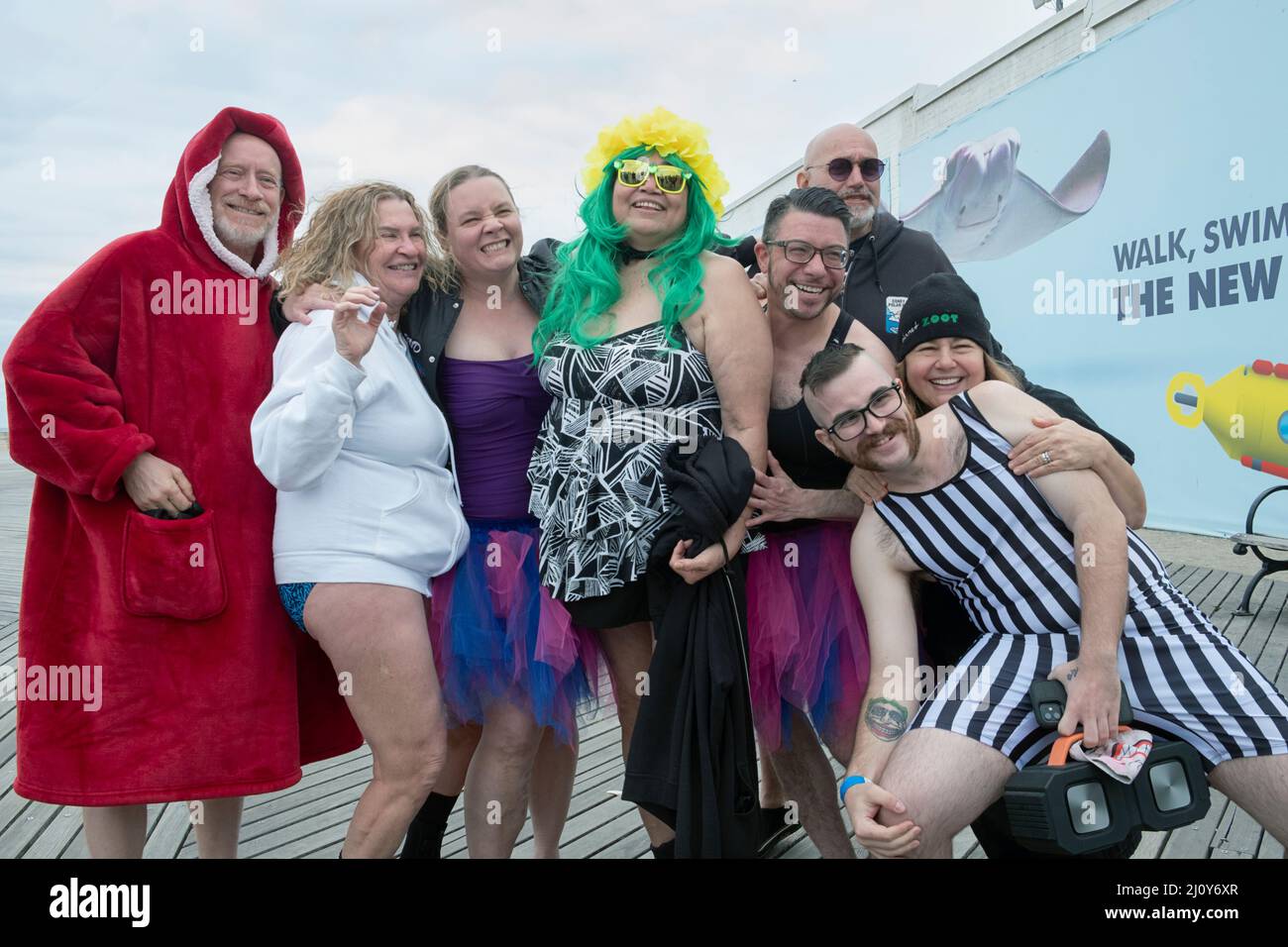 Le premier jour du printemps, un groupe de membres du Polar Bear Club posent pour une photo avant de nager. Sur la promenade de Coney Island, Brooklyn, New York. Banque D'Images