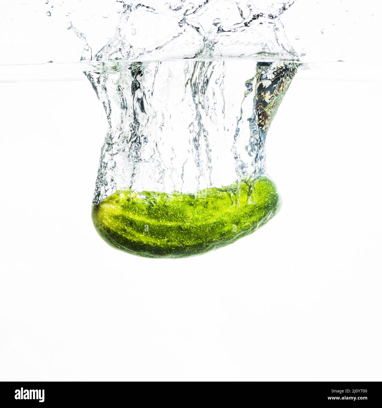 Concombre tombant eau eau éclabousse sur fond blanc. Photo de haute qualité Banque D'Images