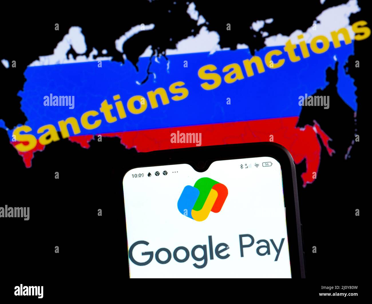 Dans cette illustration, le logo Google Pay est affiché sur l'écran d'un smartphone avec un drapeau de la Russie sous la forme d'une carte du pays avec l'inscription sanctions Banque D'Images