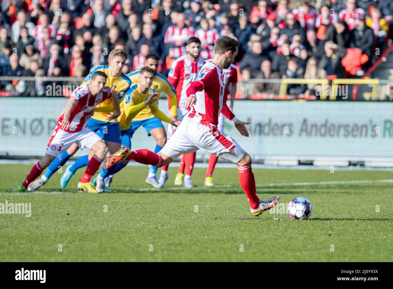 Aalborg, Danemark. 20th mars 2022. Louka Prip (18) d'AAB a obtenu un score pour 1-0 sur une pénalité lors du match Superliga de 3F entre Aalborg Boldklub et Broendby IF au parc Aalborg Portland à Aalborg. (Crédit photo : Gonzales photo/Alamy Live News Banque D'Images