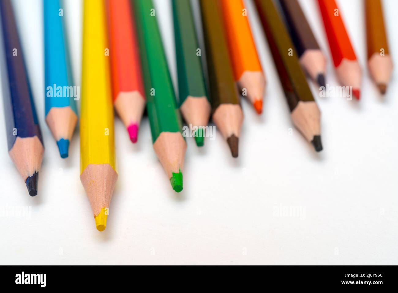 Crayons de couleur sur un fond blanc. Banque D'Images