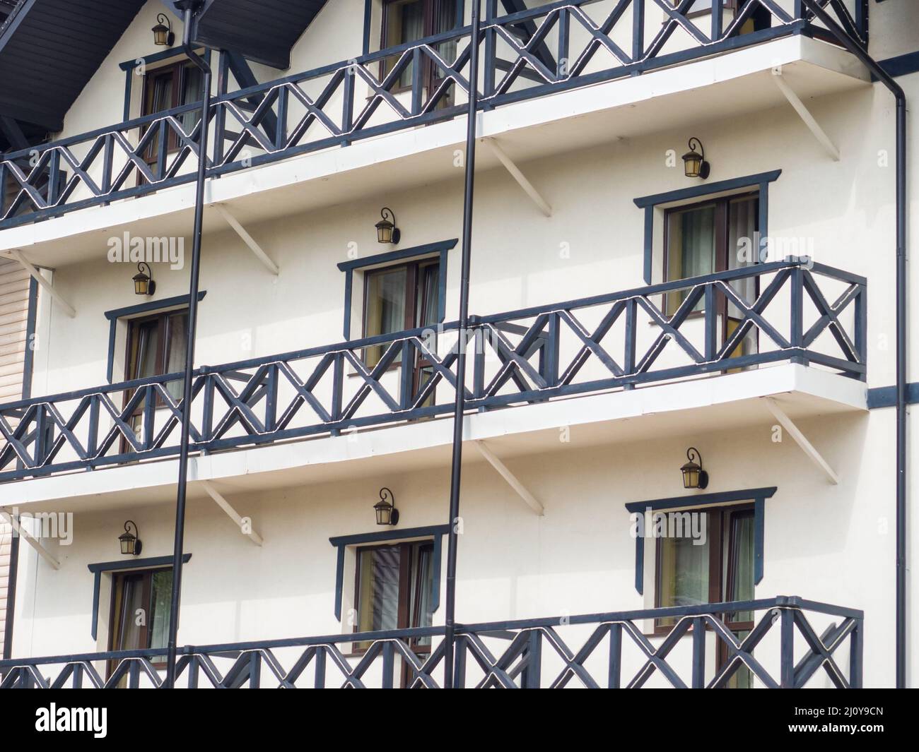 façade blanche avec balcons noirs Banque D'Images