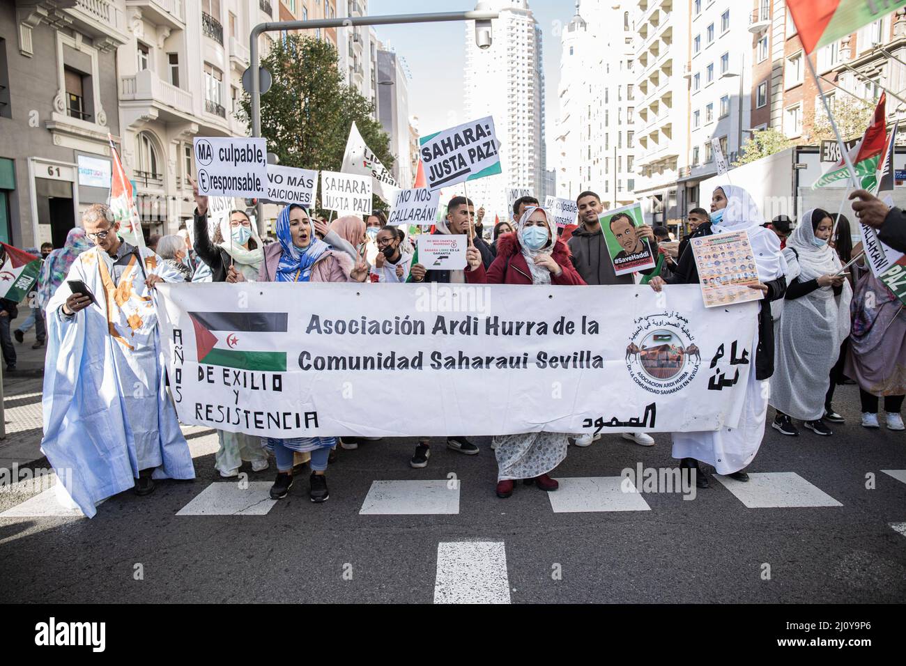 Madrid, Espagne. 13th novembre 2021. Les manifestants tiennent une bannière exprimant leur opinion pendant la manifestation. Des milliers de personnes manifestent dans la Marche pour la liberté du peuple sahraoui à Madrid. Crédit : SOPA Images Limited/Alamy Live News Banque D'Images