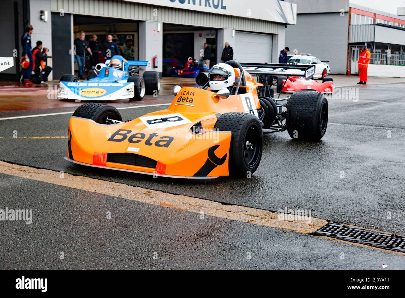 Graham Adelman pilotant son Orange, 1973 mars 732, lors de la séance de qualification de la série historique de Formule 2 de la HSCC à Silverstone Banque D'Images