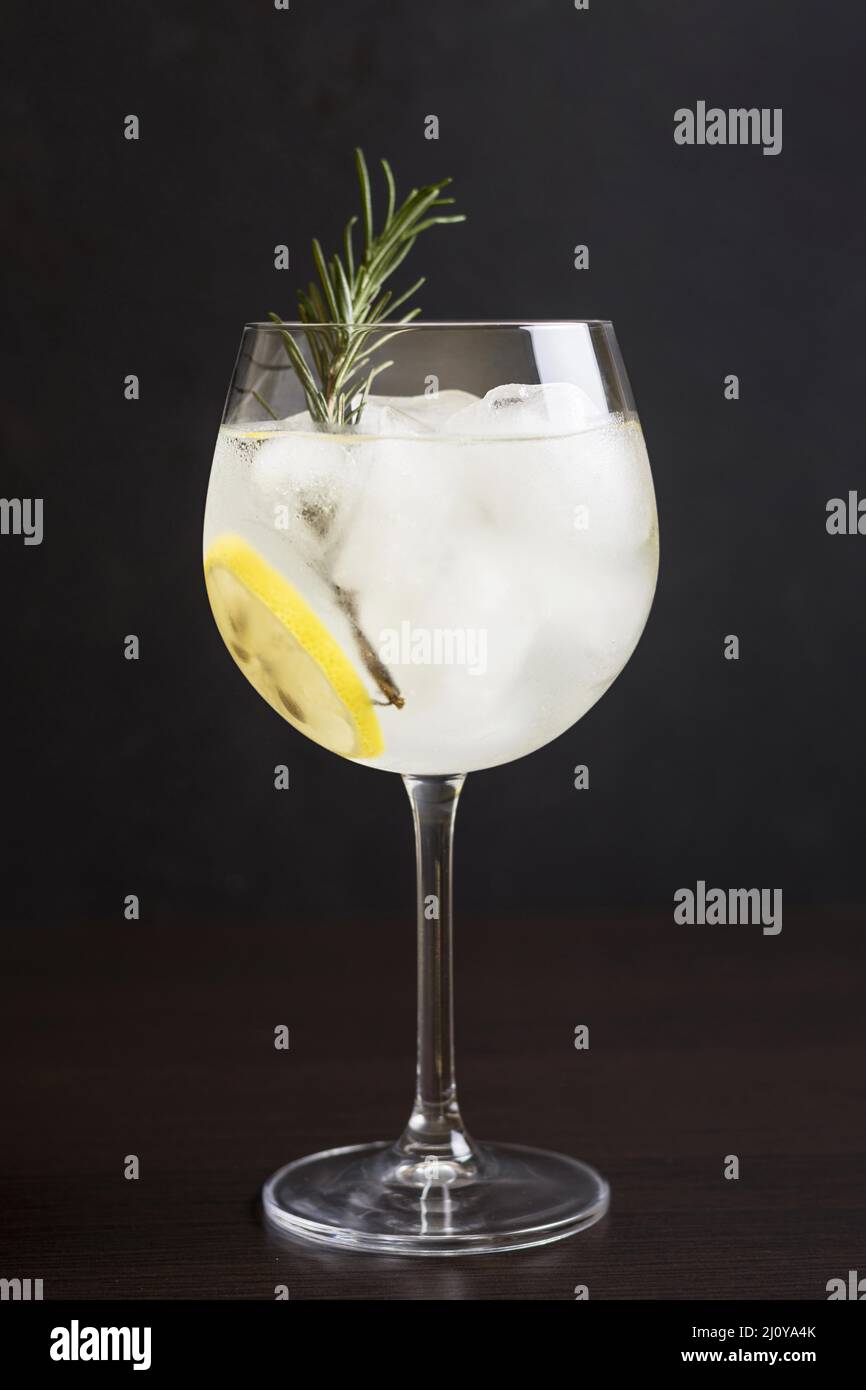 Verre à cocktail aromatique romarin. Photo de haute qualité Banque D'Images