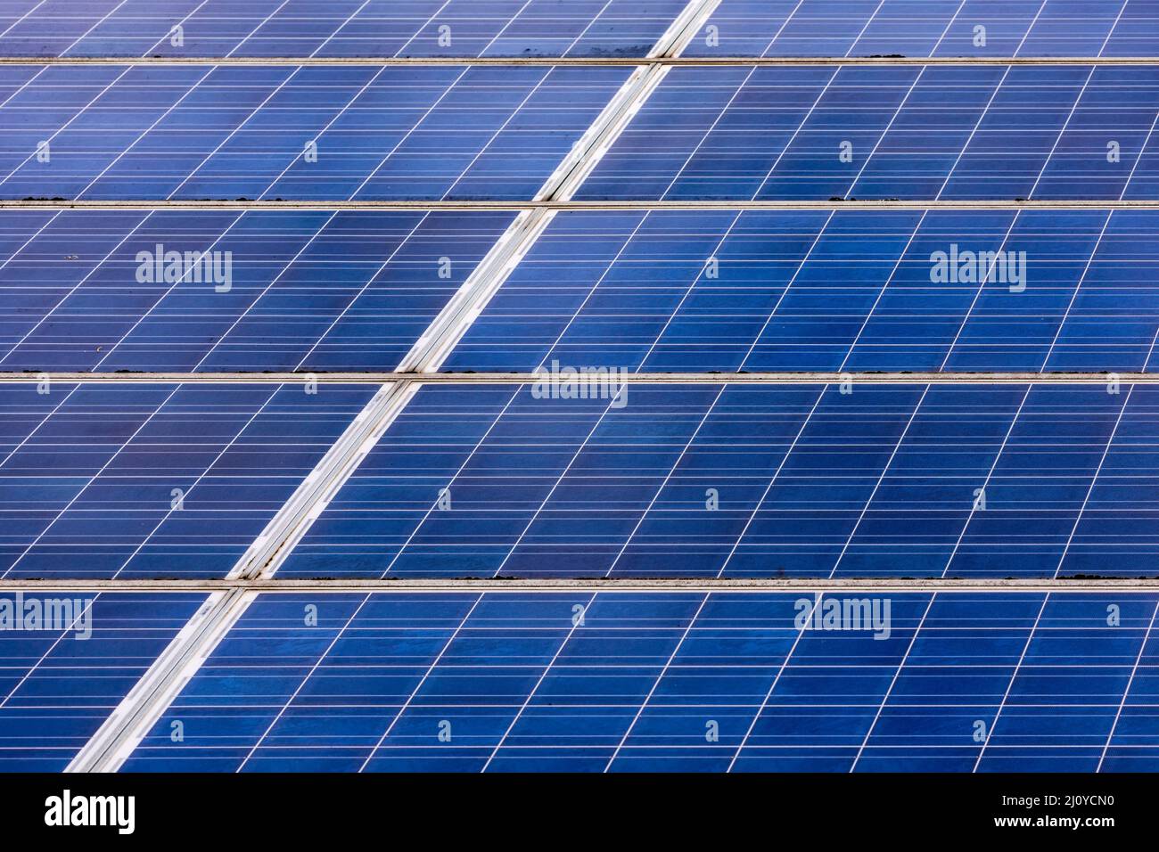 Panneaux solaires photovoltaïques sur un éco-maison éco-énergétique toit résidentiel maison propriété domestique en Allemagne Banque D'Images