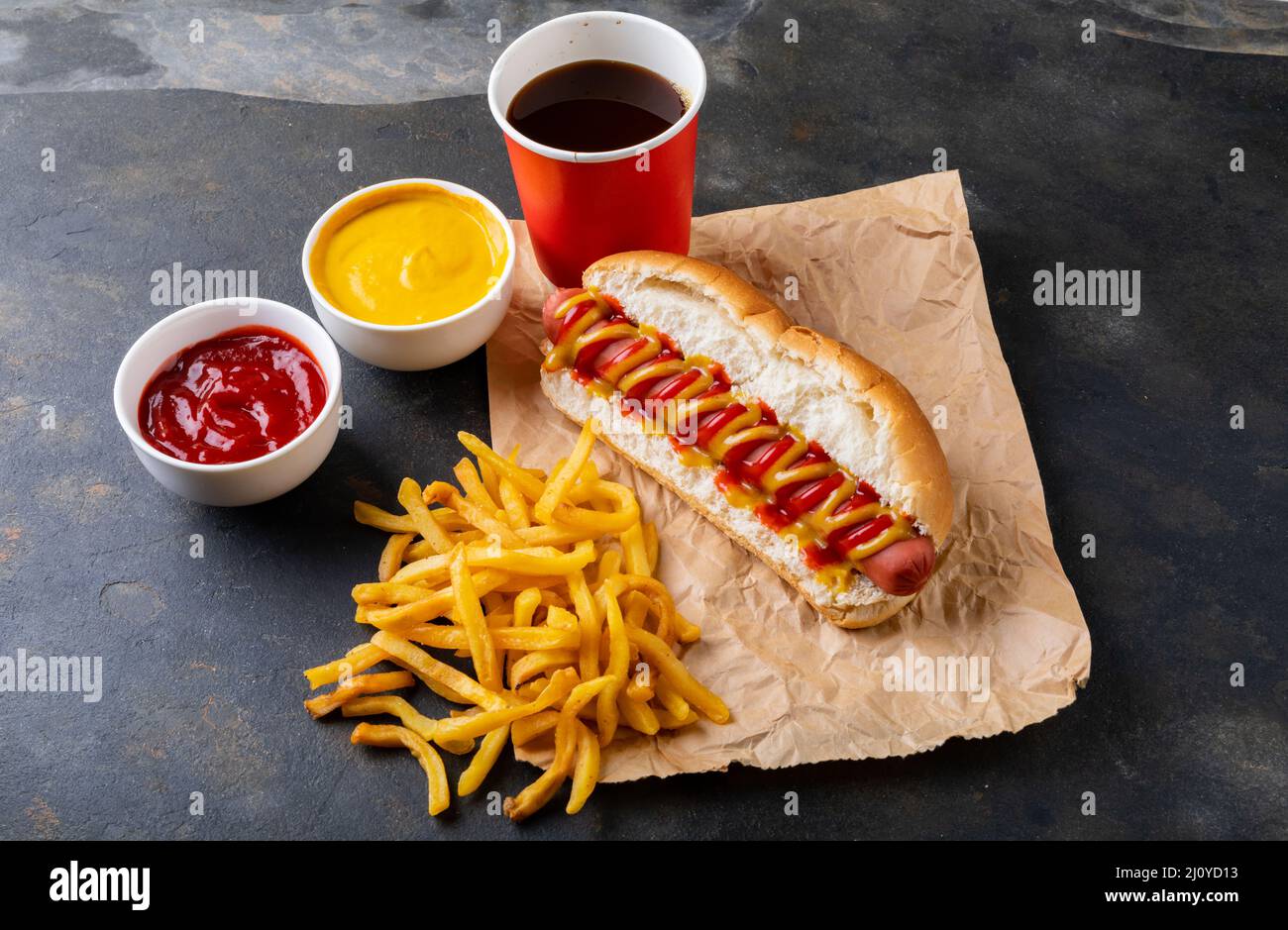 Vue en grand angle du repas de hot dog sur la table Banque D'Images