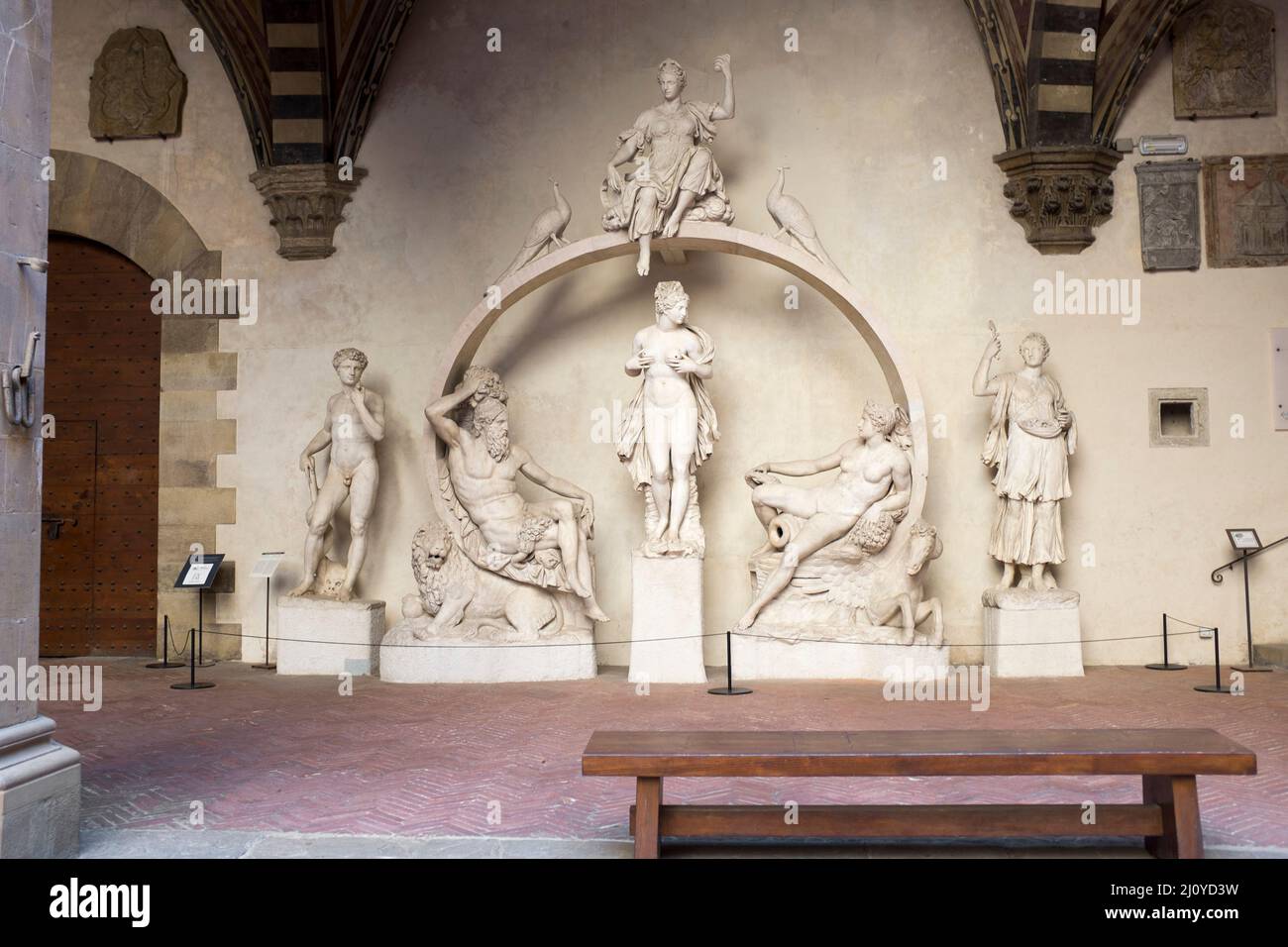 Fontaine pour la SALA Grande Sculpture dans la cour au Musée Bargello Florence Italie Banque D'Images