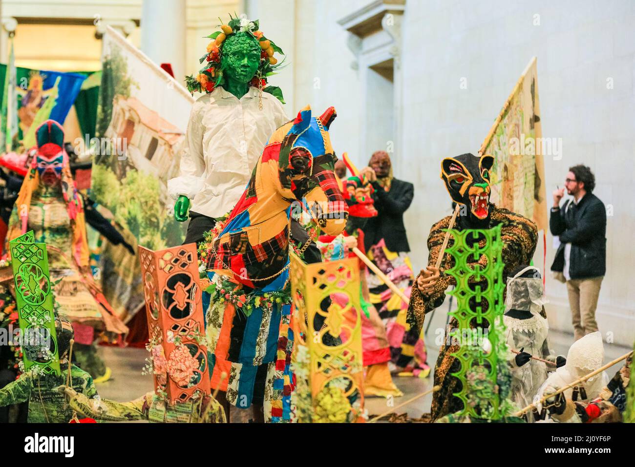 Londres, Royaume-Uni, 21st mars 2022. Détail, "la procession", qui est une grande installation avec de nombreux éléments différents. On peut voir l'influence de la culture indienne et indo-caribéenne, y compris de nombreux éléments de carnaval. Selon Locke, 'la procession' n'est pas un manuel historique, mais plutôt un 'poème étendu de références et d'images contrastées. La Commission Tate Britain annuelle a été entreprise par l'artiste guyanais-britannique Hew Locke avec 'la procession'. Credit: Imagetraceur/Alamy Live News Banque D'Images