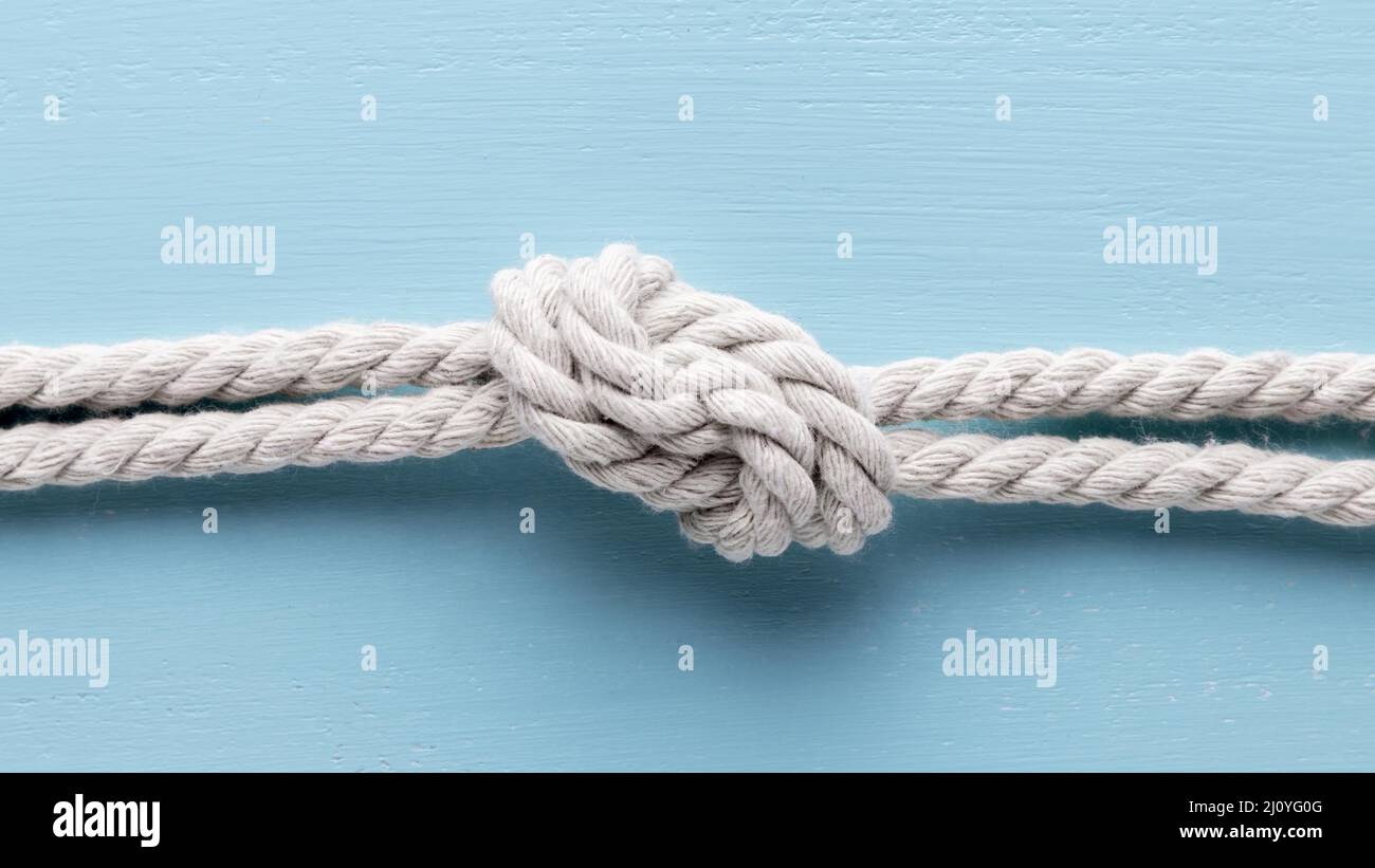 Expédiez des cordes blanches avec un nœud. Photo de haute qualité Banque D'Images