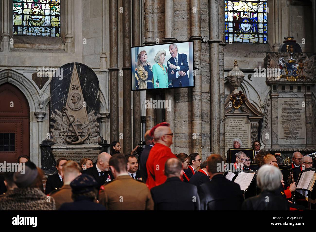 Un écran montrant une photo (gauche-droite) de Petula Clark, Dame Vera Lynn et Bruce Forsyth chantant « nous allons nous rencontrer à nouveau » alors que les gens arrivent pour le Service de Thanksgiving pour les Forces, Dame Vera Lynn à l'abbaye de Westminster, Londres. Le chanteur et animateur a soulevé l'esprit des gens pendant la Seconde Guerre mondiale avec des chansons, y compris nous rencontrerons à nouveau et les falaises blanches de Douvres. Elle est décédée en juin 2020, âgée de 103 ans. Date de la photo: Lundi 21 mars 2022. Banque D'Images