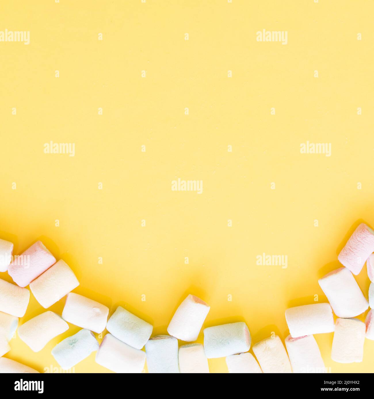 Contour marshmallow doux sur fond jaune. Photo de haute qualité Banque D'Images