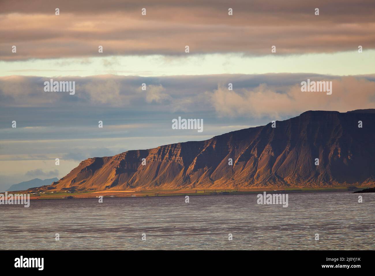 Vue sur la baie depuis le front de mer baigné de lumière du soleil le soir, Reykjavik, Islande. Banque D'Images