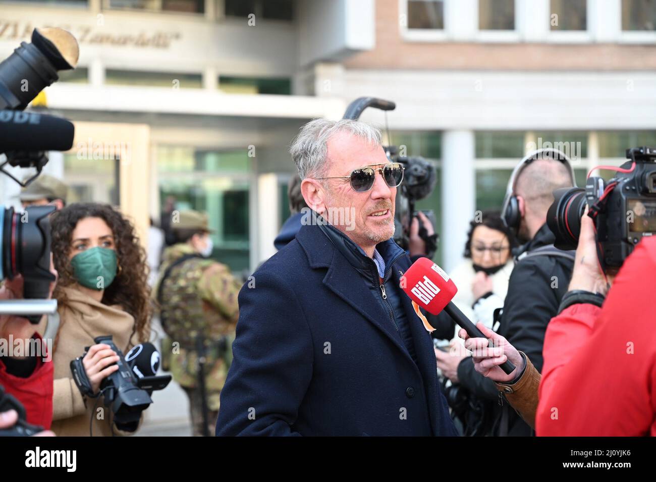 Brescia, Italie. 21st mars 2022. Raffaele Nedrotti (M), père de Greta Nedrotti, décédé lors d'un accident de navigation sur le lac de Garde, s'adresse à des représentants des médias à l'extérieur du tribunal. Deux résidents de Munich ont été condamnés à la prison pour l'accident mortel de la navigation de plaisance. Credit: Johannes Neudecker/dpa/Alamy Live News Banque D'Images