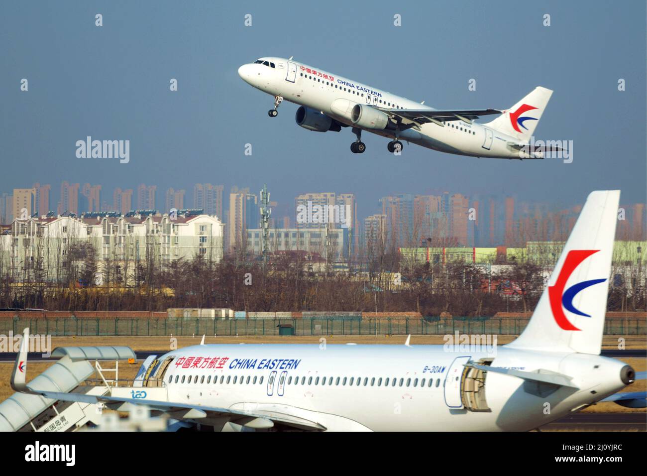 QINGDAO, CHINE - le 21 FÉVRIER 2021 - Un avion de transport de passagers China Eastern Airlines part de l'aéroport de Liuting à Qingdao, dans l'est de la Chine Shandong pro Banque D'Images