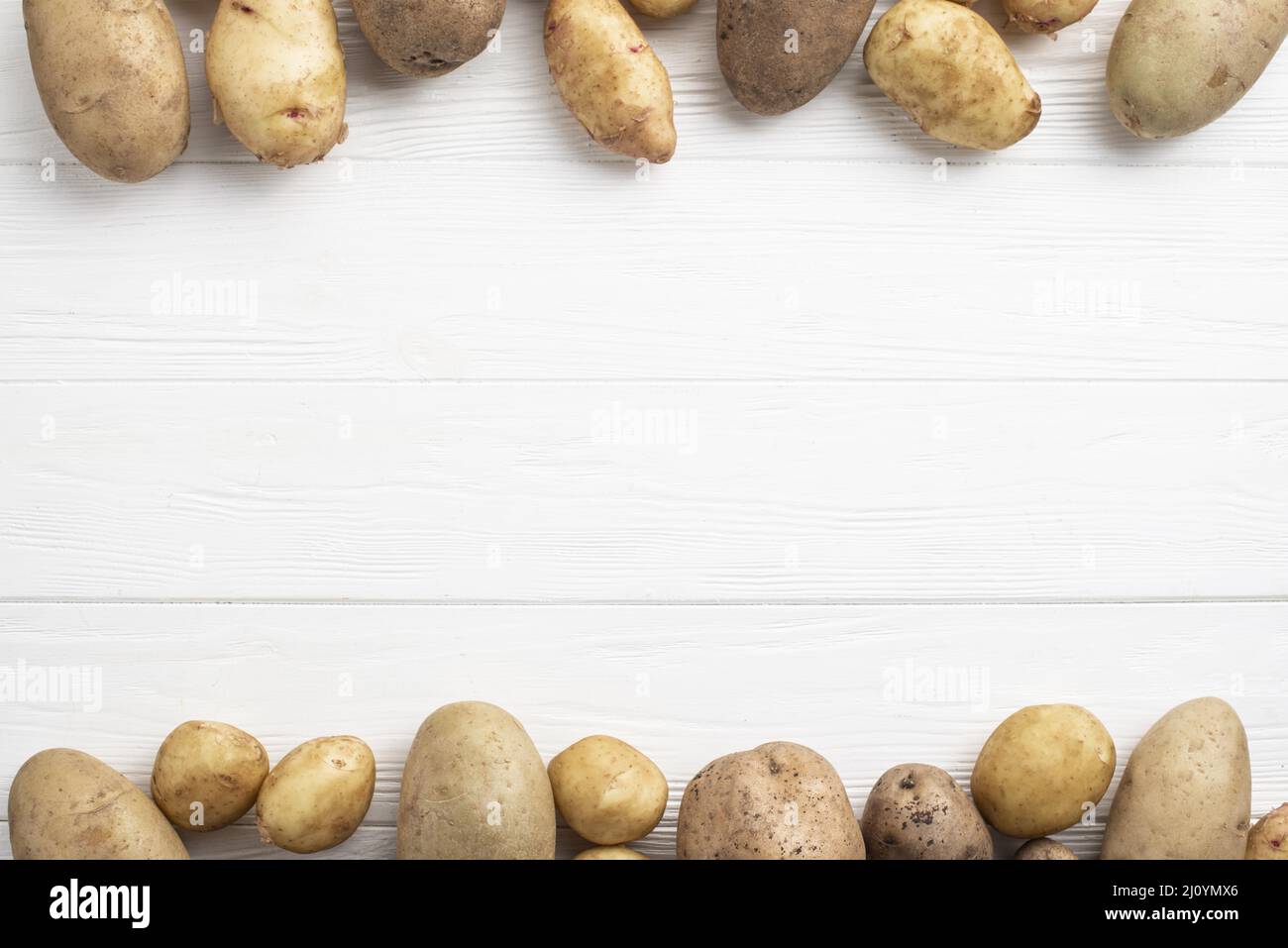 Table de pommes de terre alignée. Photo de haute qualité Banque D'Images