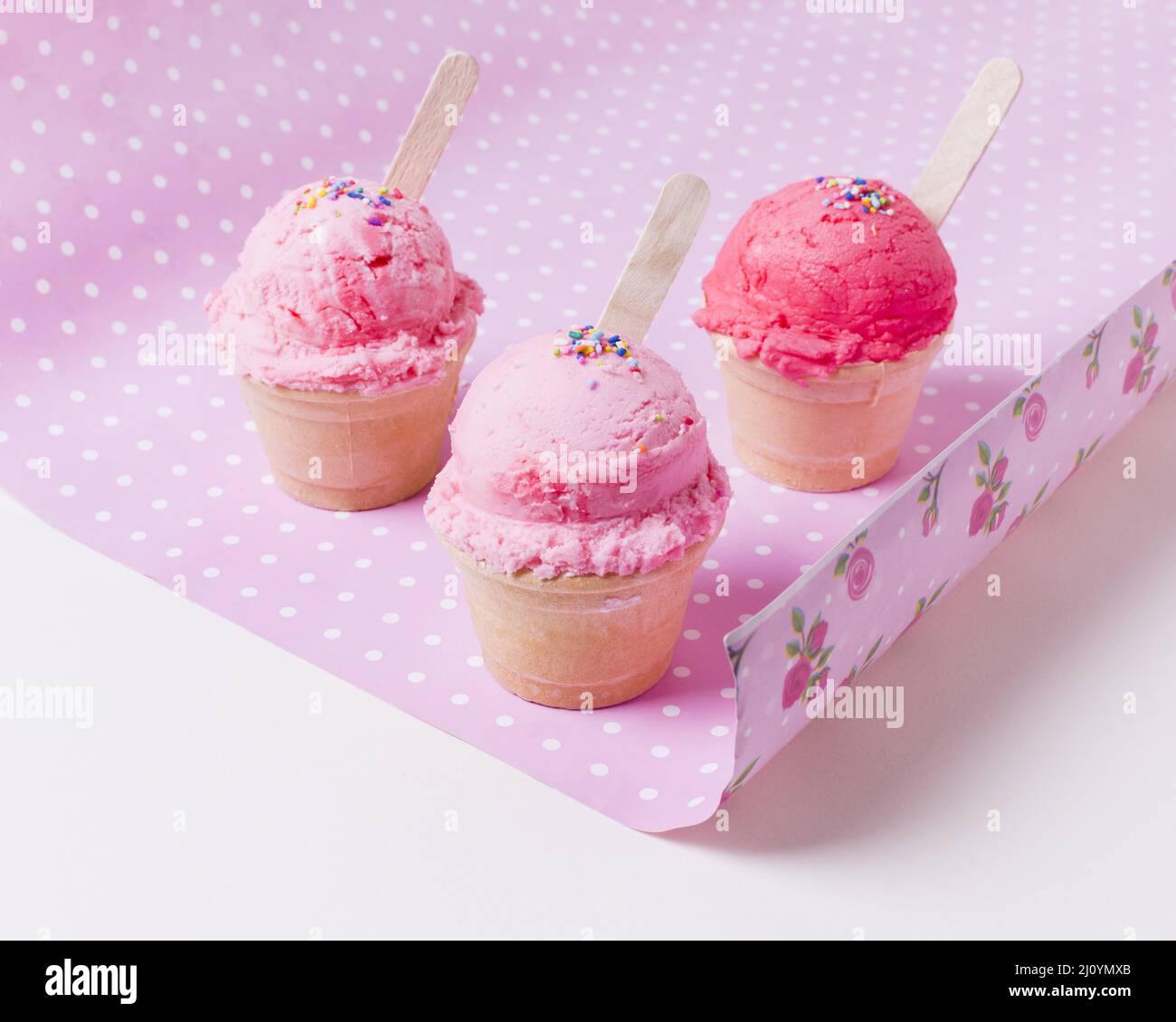 Tasses avec table de glace aux fruits. Photo de haute qualité Banque D'Images