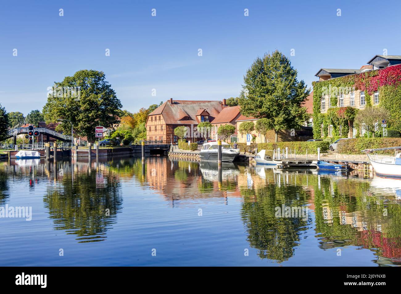 Vieille ville de Plau am See dans Mecklembourg-Poméranie occidentale, Allemagne - petits bateaux sur l'Elde Banque D'Images