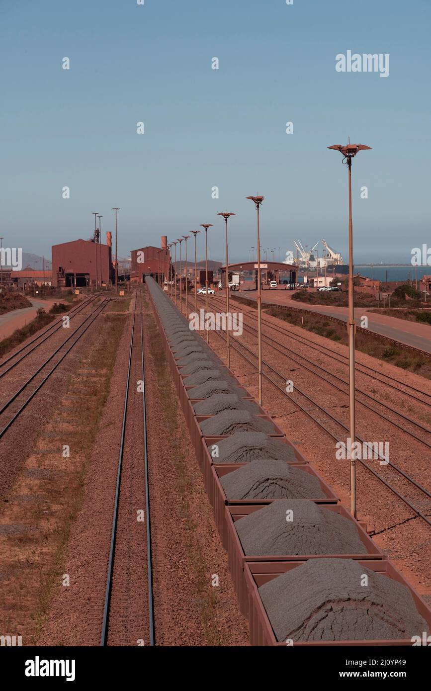 Baie de Saldanha, côte ouest, Afrique du Sud. 2022. Camions ferroviaires transportant du minerai de fer de Sishen au terminal de la baie Saldanha sur la côte ouest de l'Afrique du Sud. Banque D'Images