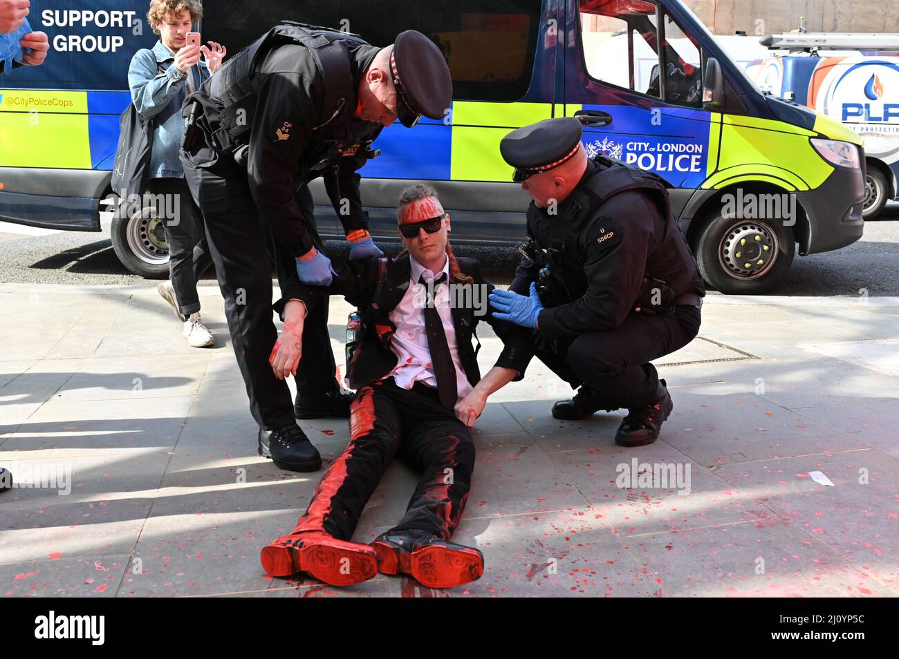 Londres, Royaume-Uni. 21 mars 2022. Les activistes de la rébellion animale ont pulvérisé le rouge sur le devant du quartier général du Conseil d'intendance marine (SMC) pour symboliser la destruction de nos océans causée par les pêches certifiées par le SMC. Credit: Andrea Domeniconi/Alay Live News Banque D'Images