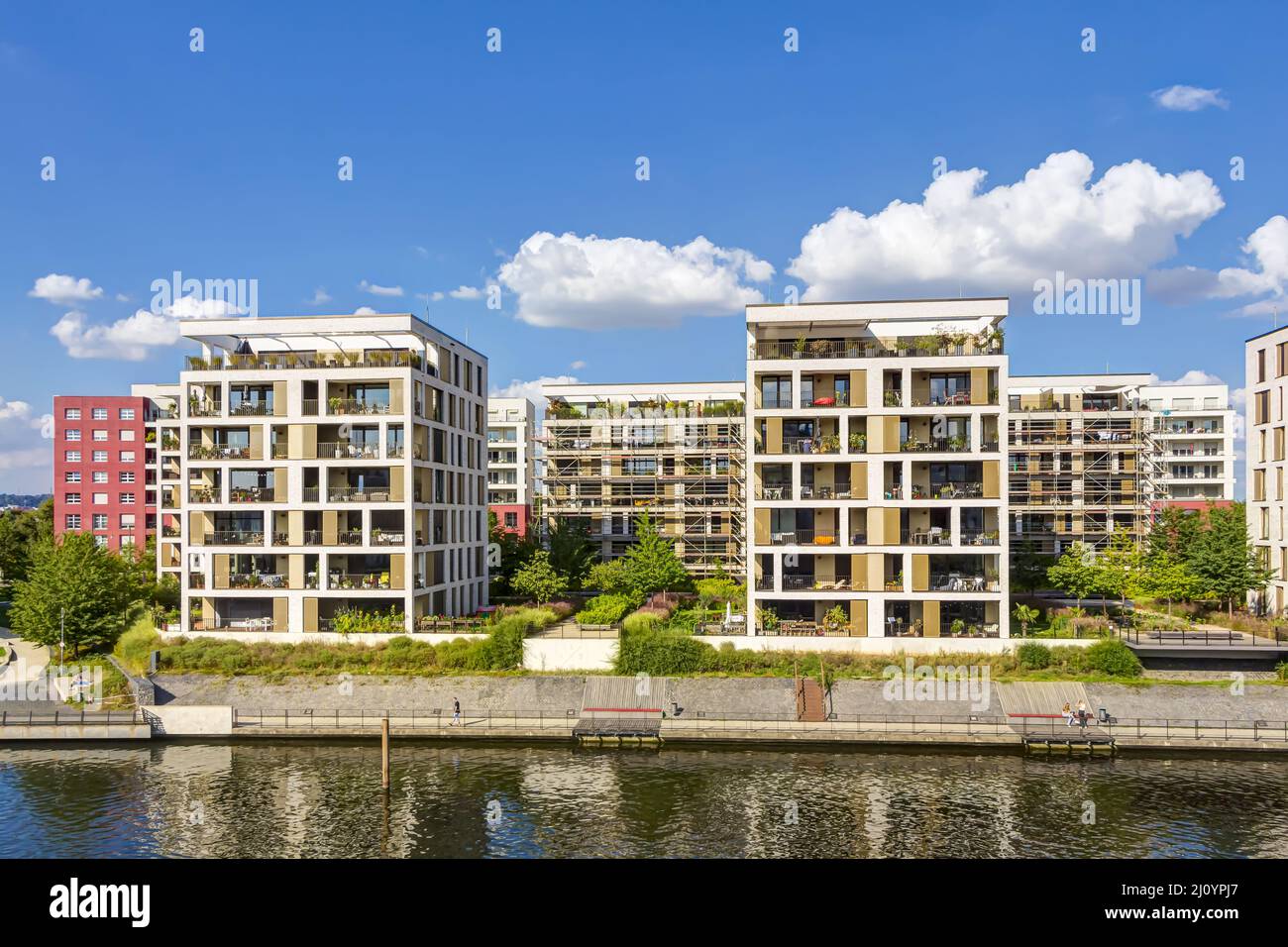 Immeuble moderne de nouvelle construction sur le front de mer dans le port d'Offenbach de Hesse: Développement d'un nouveau Banque D'Images