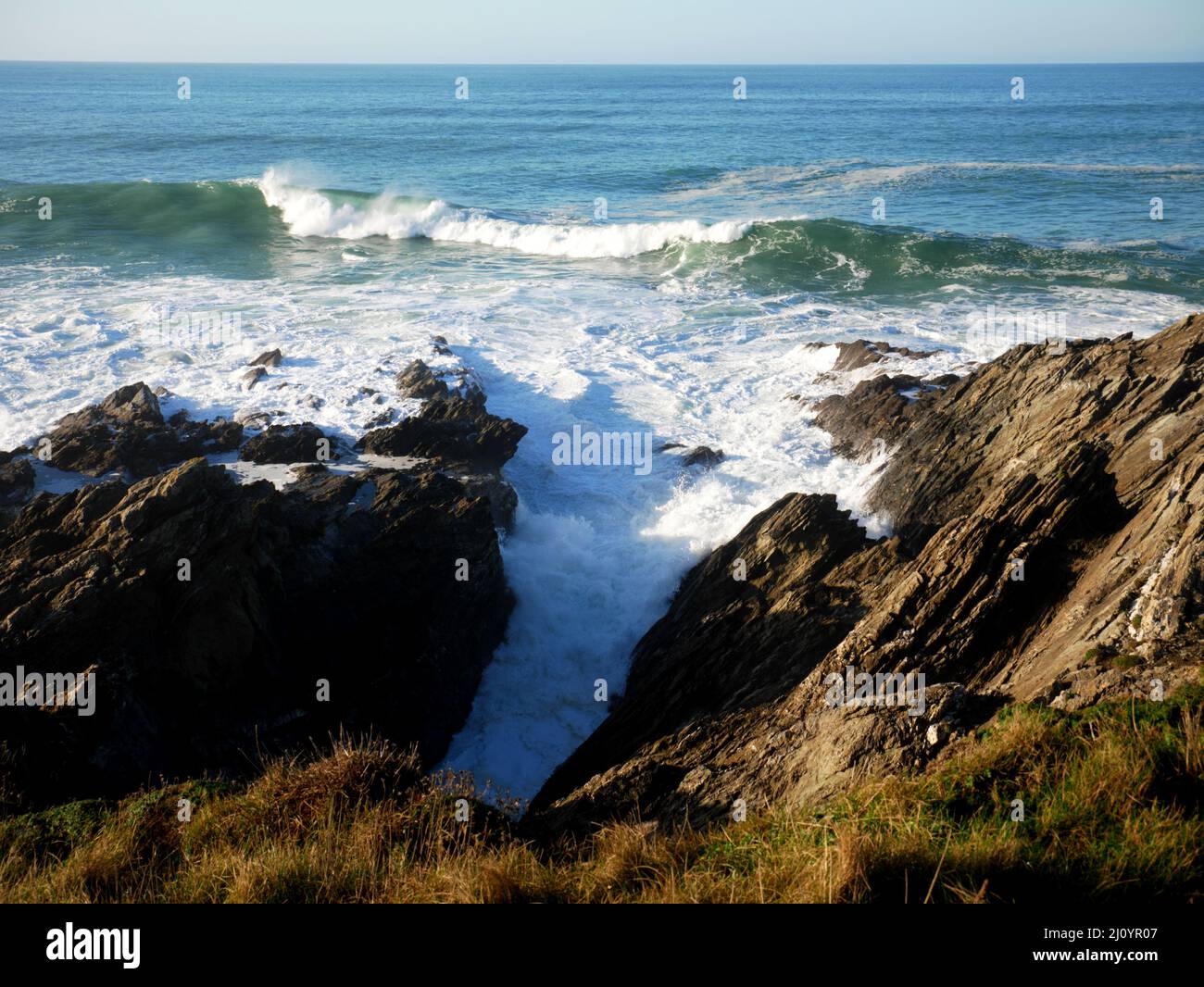 Les vagues se brisent au large de Towan Head, Newquay, Cornwall. Banque D'Images