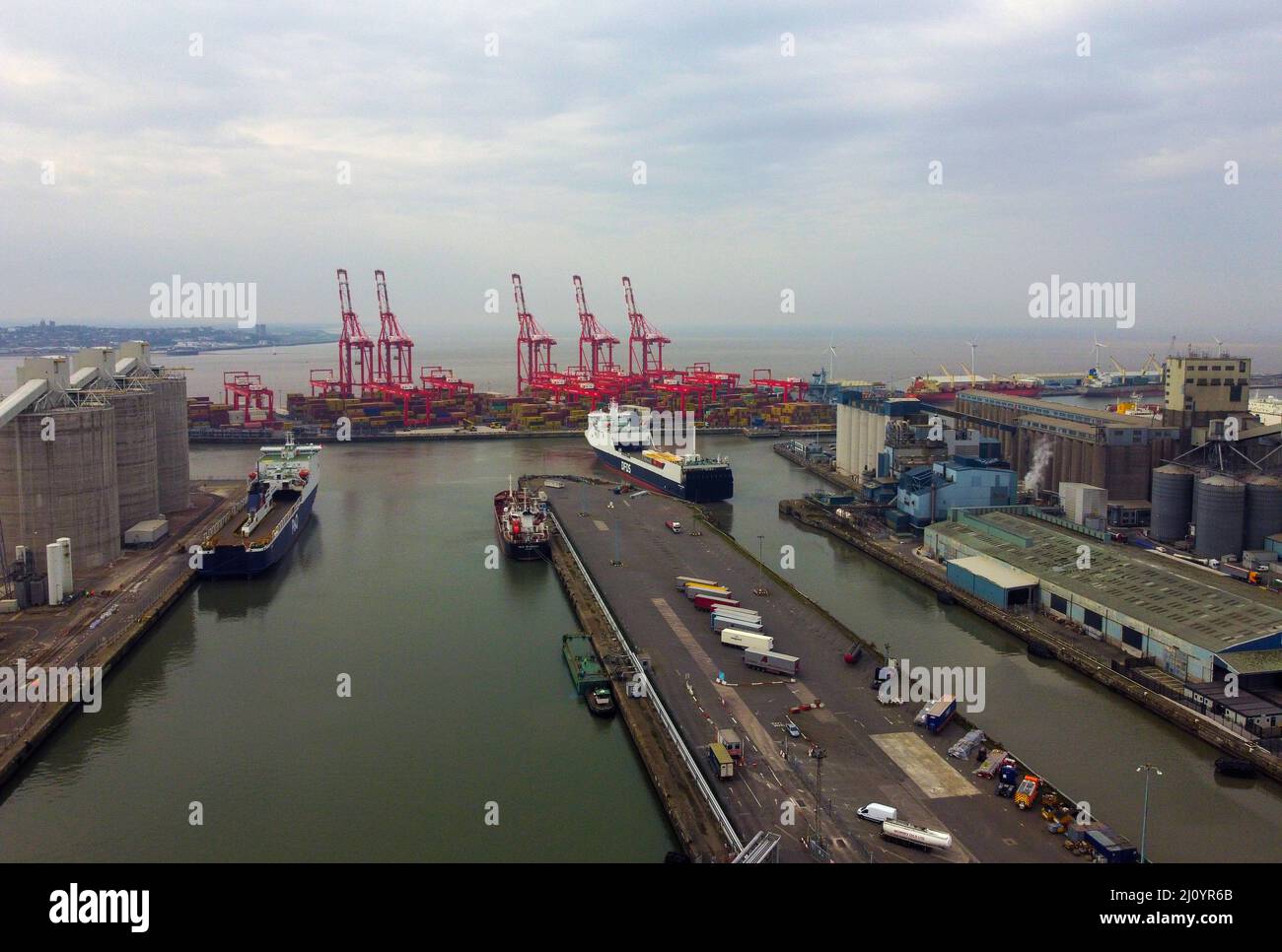 Vue générale du ferry P&O Norbay (à gauche) amarré à Gladstone Dock à Liverpool. P&O Ferries a remis la semaine dernière 800 avis de départ immédiats à des marins. Date de la photo: Lundi 21 mars 2022. Banque D'Images