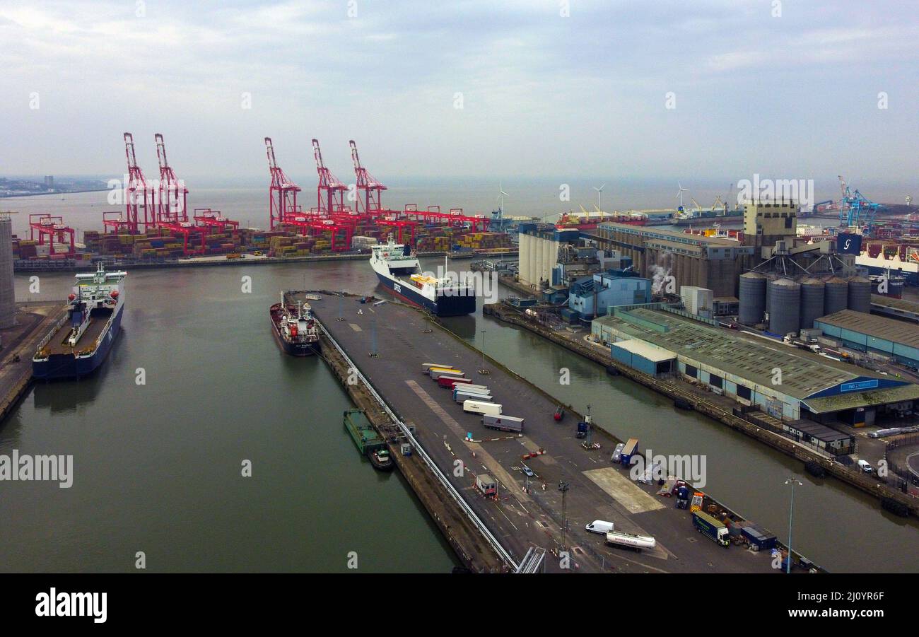 Vue générale du ferry P&O Norbay (à gauche) amarré à Gladstone Dock à Liverpool. P&O Ferries a remis la semaine dernière 800 avis de départ immédiats à des marins. Date de la photo: Lundi 21 mars 2022. Banque D'Images