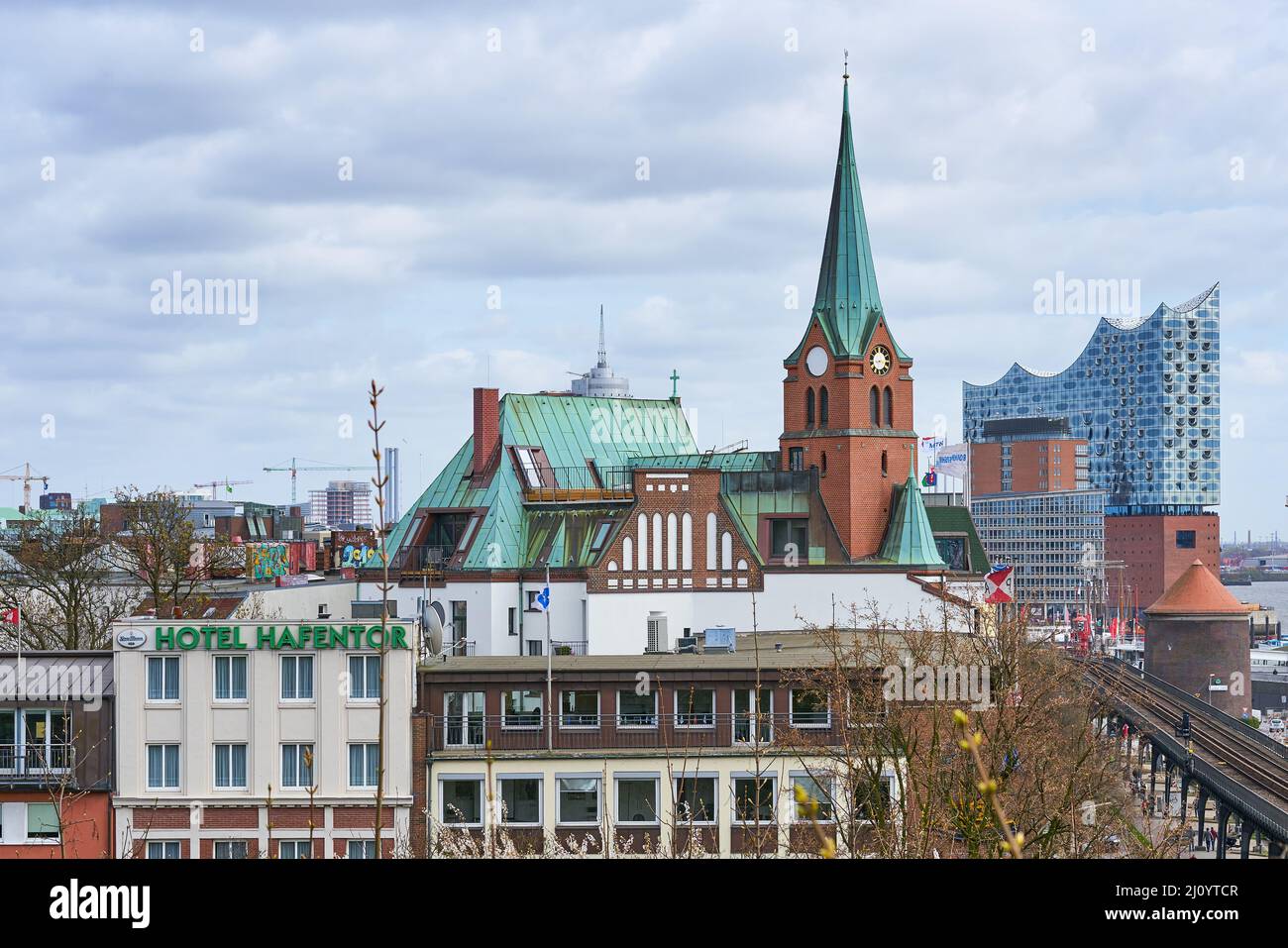 Vue sur la salle de concert Elbphilharmonie et les rails du train au premier plan Banque D'Images