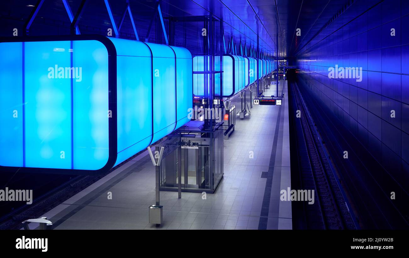 Station de métro avec feux bleus à l'université sur le quartier de Speicherstadt à Hambourg Banque D'Images