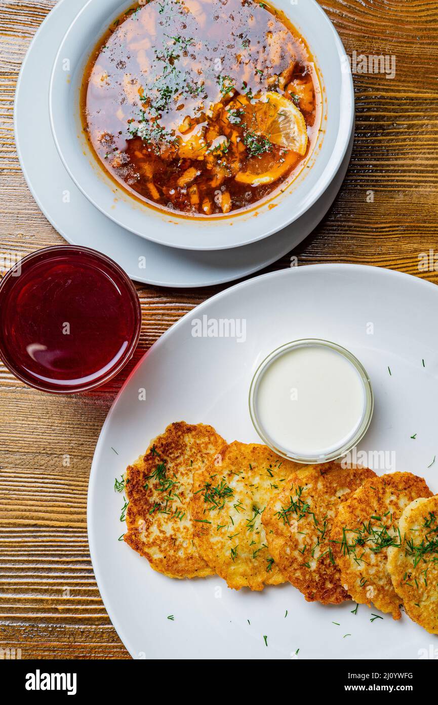 Morceaux de chop (schnitzel), pain grillé avec les oeufs, les tomates sur une planche en bois sur un fond sombre. Vue d'en haut. Banque D'Images