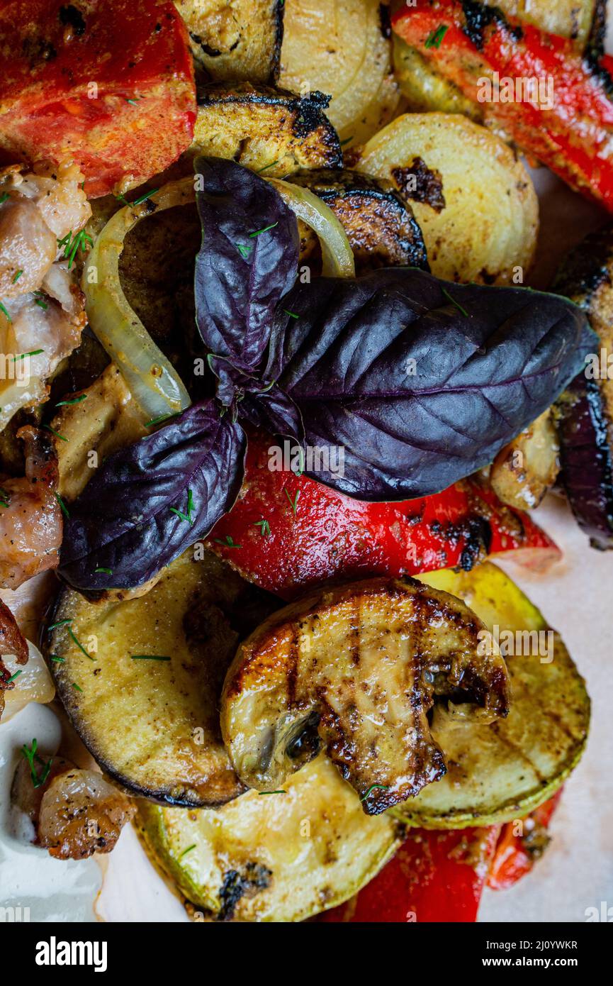 Ailes de poulet Buffalo à la sauce au poivre de Cayenne servies chaudes avec bâtonnets de céleri et bâtonnets de carottes avec sauce au fromage bleu pour immersion Banque D'Images