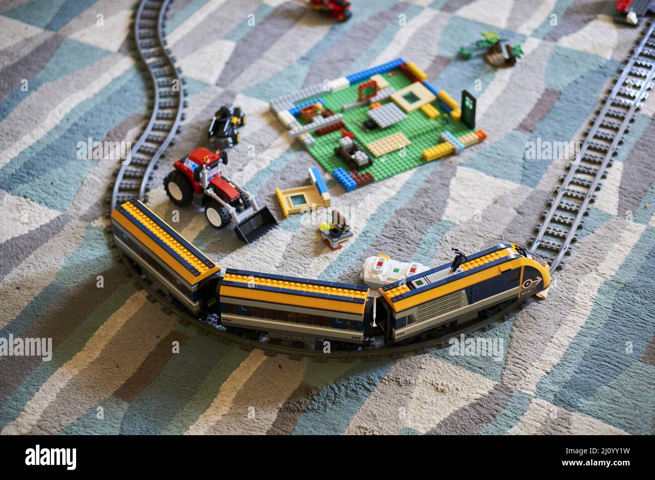 Gros plan d'un train électrique jouet de marque Lego avec des pistes sur un  sol recouvert de moquette Photo Stock - Alamy