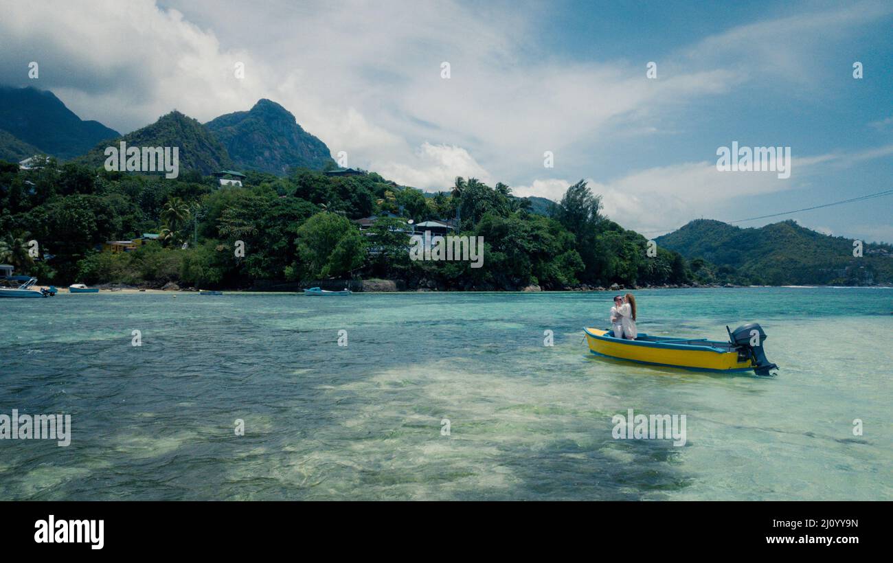 Deux amoureux dans un bateau aux Seychelles, au milieu de l'océan Indien Banque D'Images