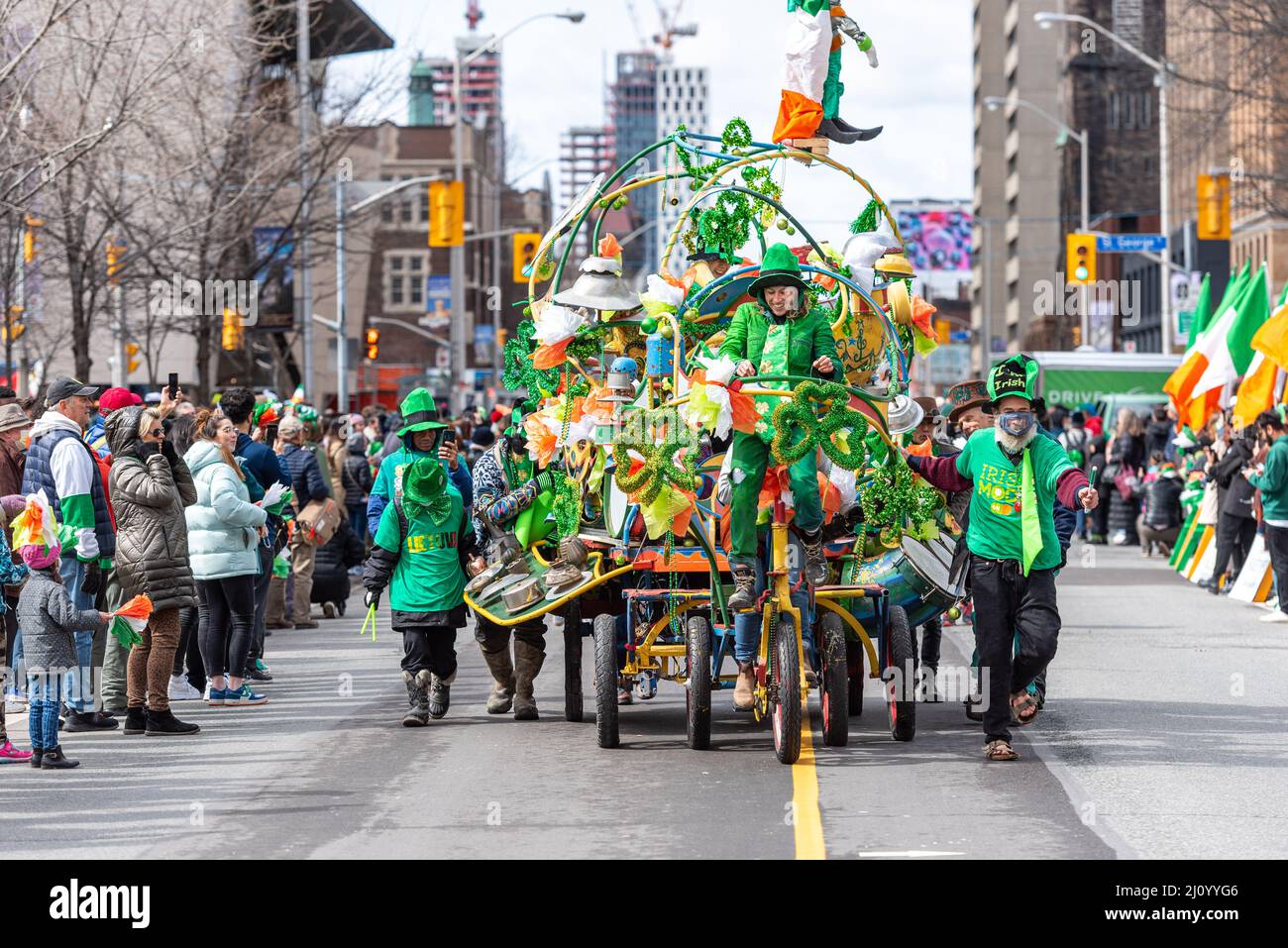 Un flotteur monté à vélo pendant la fête de Saint Patrick qui célèbre la culture irlandaise de la ville. Le défilé de Saint-Patrick revient après Banque D'Images