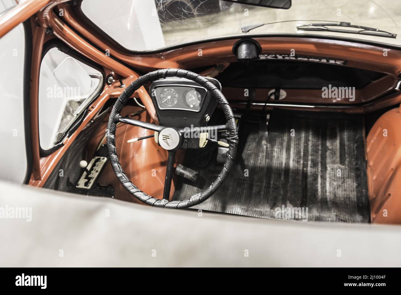 Détail de l'intérieur, volant, de l'ancien modèle de petite voiture rouge Heinkel Kabine Banque D'Images