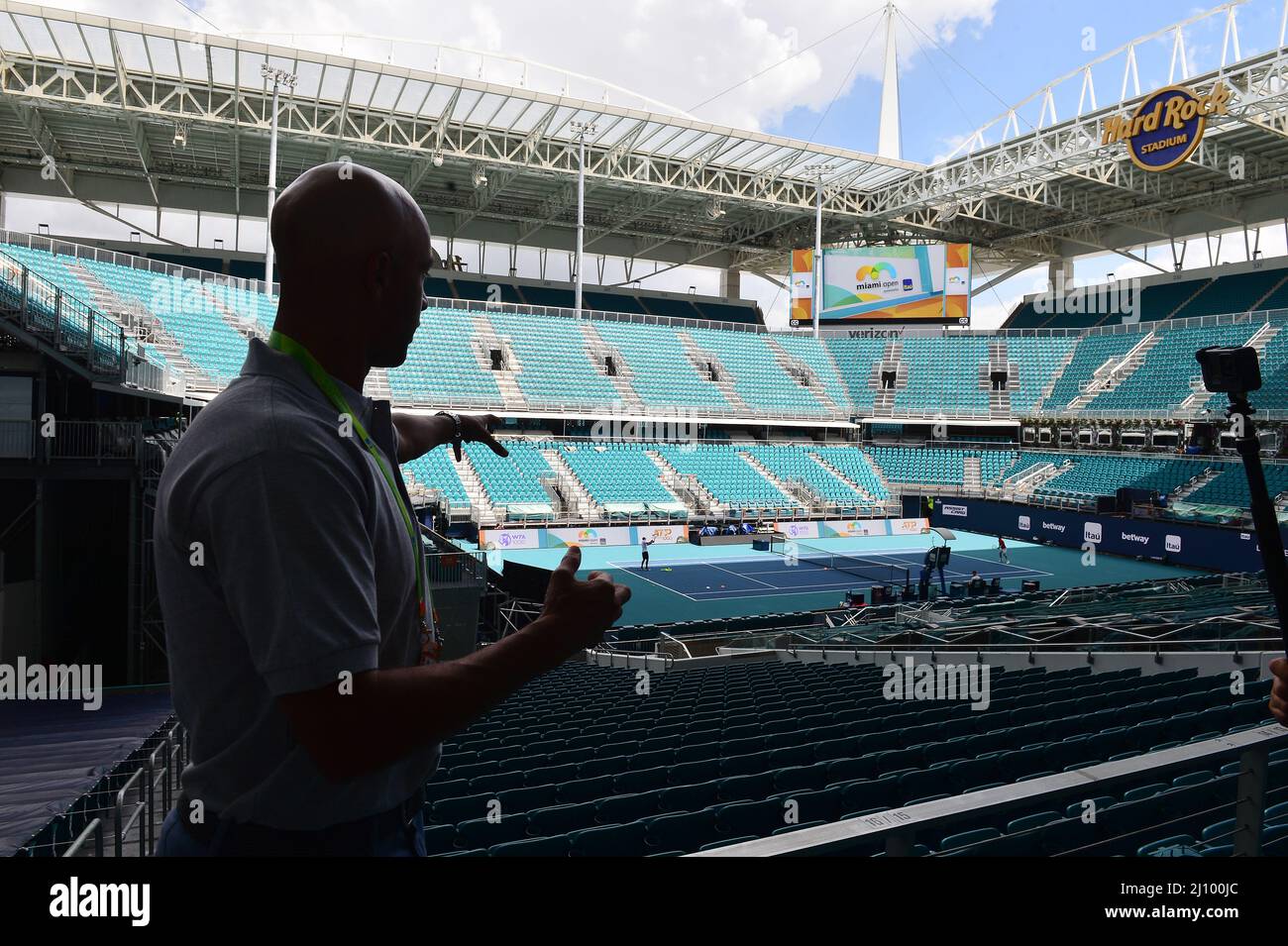 Miami Gardens, États-Unis. 20th mars 2022. MIAMI GARDENS, FL - 20 MARS : James Blake, directeur du tournoi de Miami Open, pendant le 2022 Miami Open site Reveal court de tennis au Hard Rock Stadium présenté par Itaú le 20 mars 2022 à Miami Gardens, Floride. L'Open de Miami 2022 dévoilera les éléments que les fans peuvent s'attendre à apprécier tandis que le tournoi se prépare à accueillir les fans du monde entier. (Photo de JL/Sipa USA) crédit: SIPA USA/Alay Live News Banque D'Images