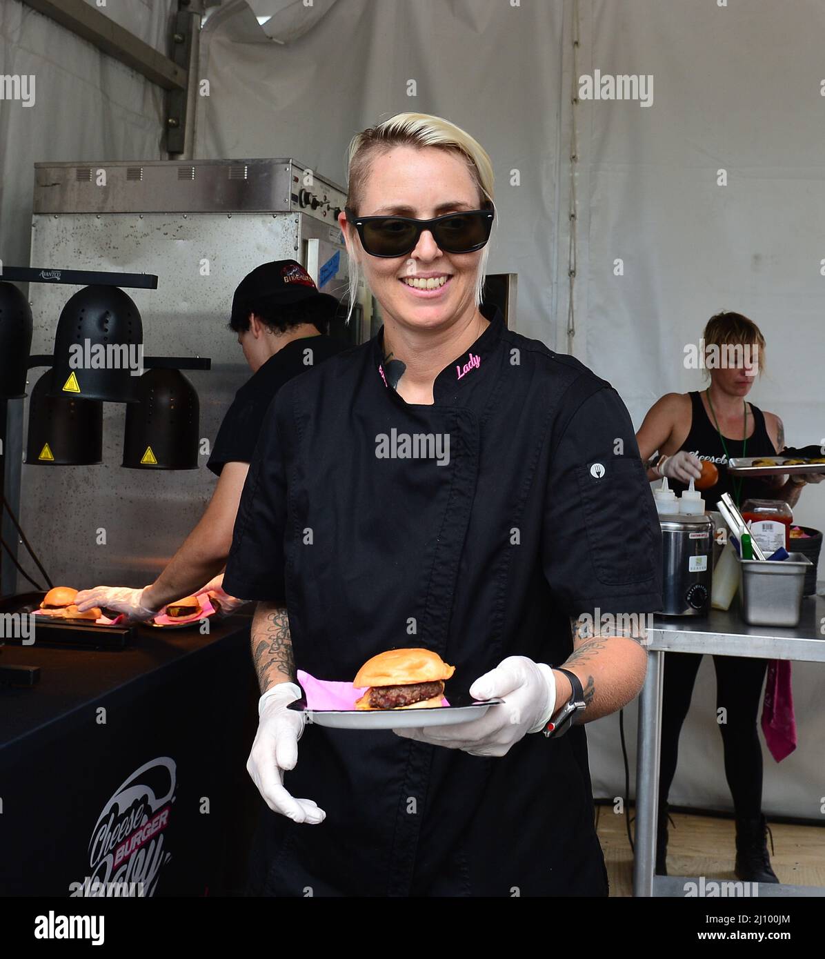 Miami Gardens, États-Unis. 20th mars 2022. MIAMI GARDENS, FL - MARS 20: Le Miami Open site 2022 révéler Tour de Burger être servi par le chef de Cheeseburger Baby Stephanie Vitori, au Hard Rock Stadium présenté par Itaú le 20 mars 2022 à Miami Gardens, Floride. L'Open de Miami 2022 dévoilera les éléments que les fans peuvent s'attendre à apprécier tandis que le tournoi se prépare à accueillir les fans du monde entier. (Photo de JL/Sipa USA) crédit: SIPA USA/Alay Live News Banque D'Images