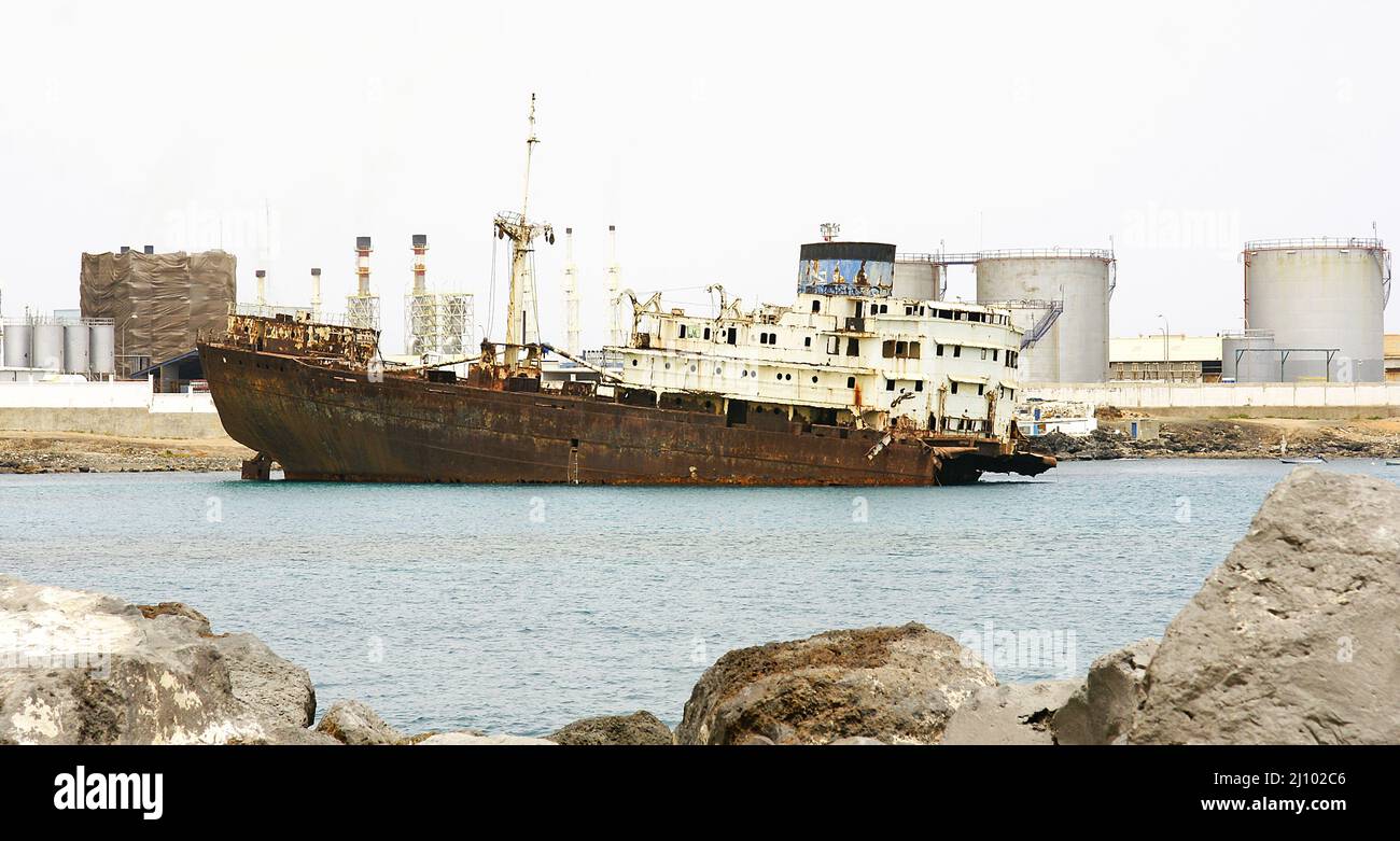 Bateau abandonné et ancré dans le port de Los Mármoles après une clôture, Arrecife, Lanzarote, îles Canaries, Espagne, Europe Banque D'Images