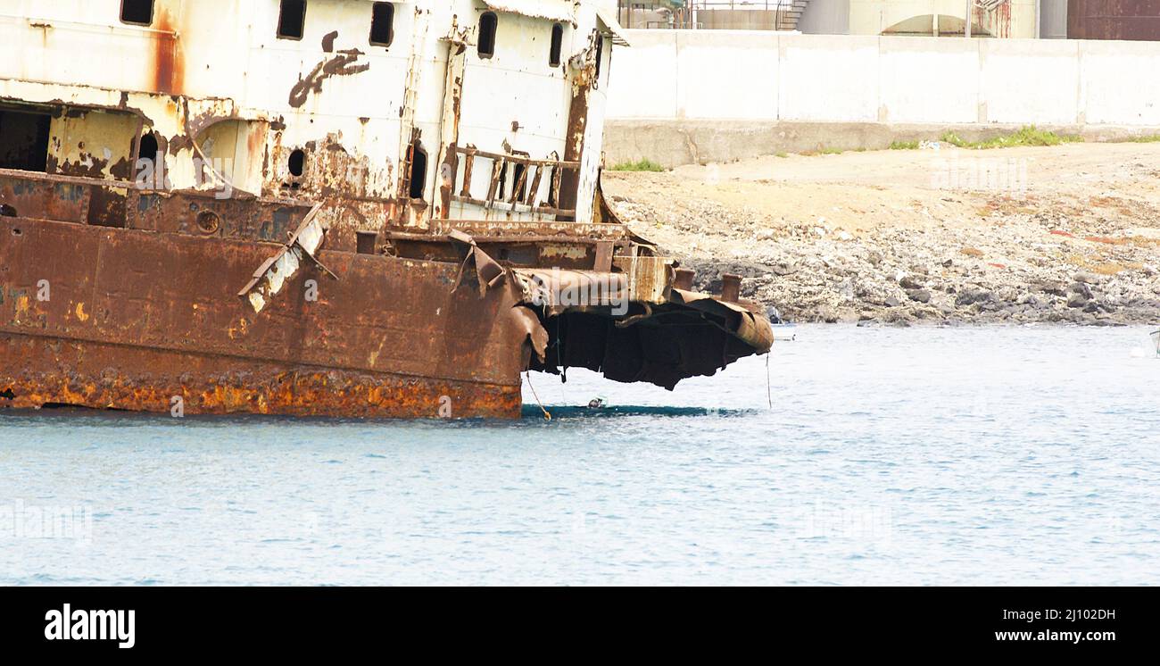 Bateau abandonné et ancré dans le port de Los Mármoles après une clôture, Arrecife, Lanzarote, îles Canaries, Espagne, Europe Banque D'Images