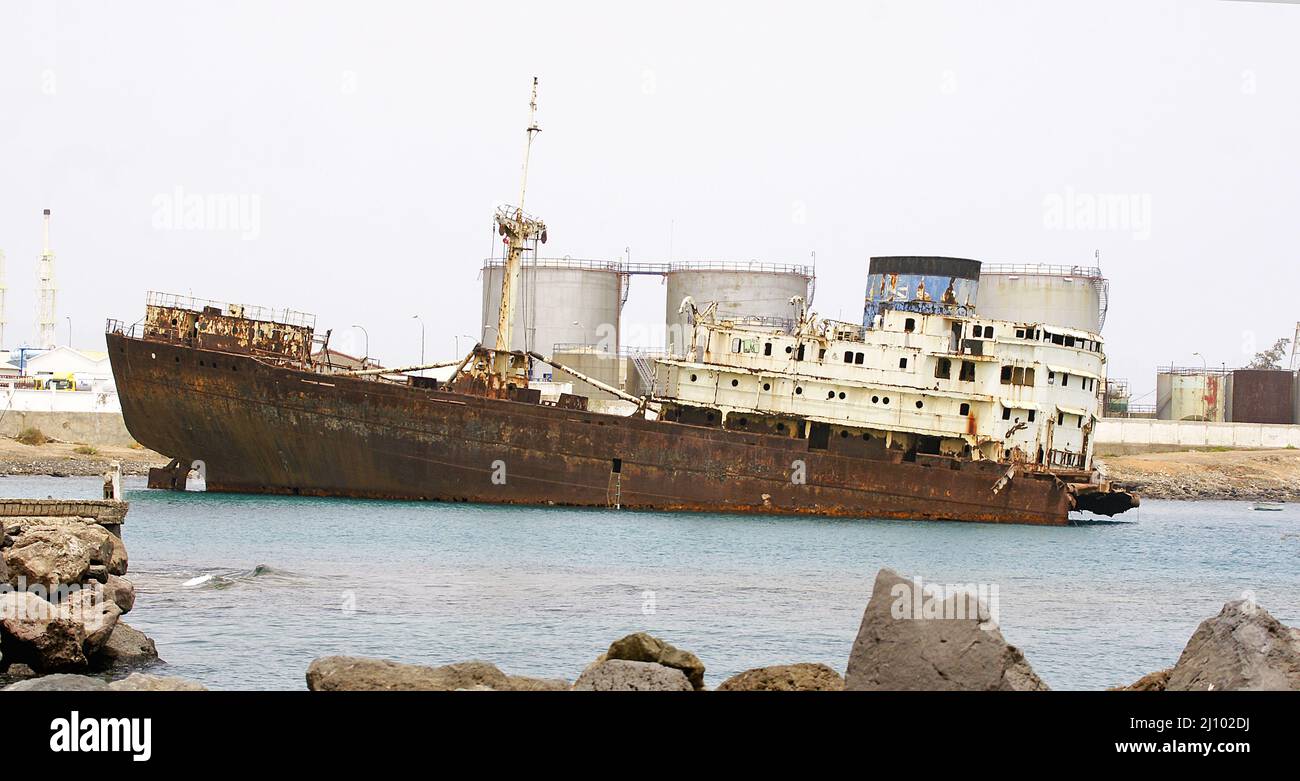 Bateau abandonné et ancré dans le port de Los Mármoles après une clôture, Arrecife, Lanzarote, îles Canaries, Espagne, Europe Banque D'Images