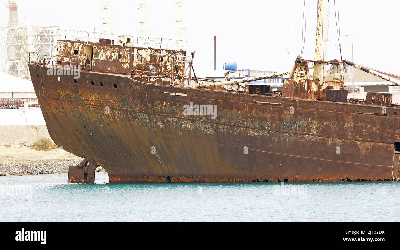 Bateau abandonné et ancré dans le port de Los Mármoles après une clôture, Arrecife, Lanzarote, îles Canaries, Espagne, Europe Banque D'Images