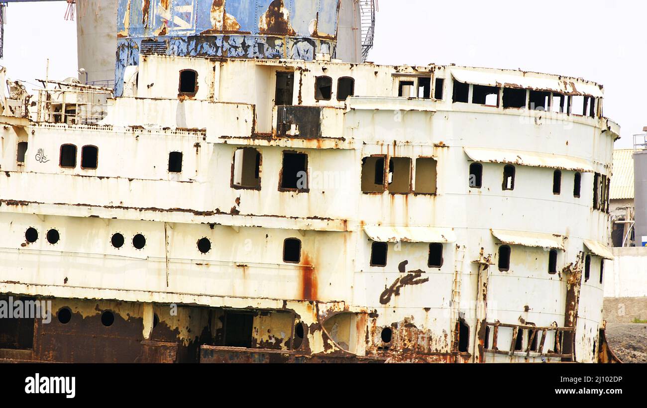 Bateau abandonné et ancré dans le port de Los Mármoles après une clôture, Arrecife, Lanzarote, îles Canaries, Espagne, Europe Banque D'Images